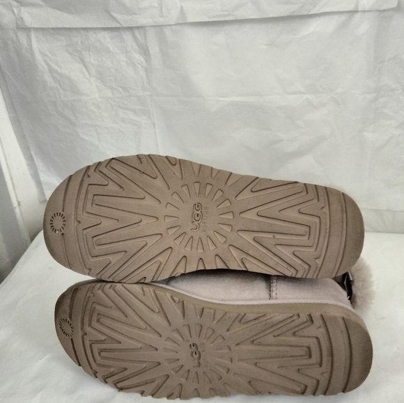 UGG🔴Classic bailey bow boots size 9 - Picture 12 of 12